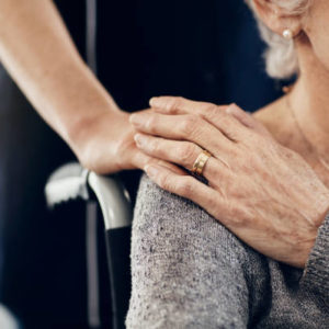 Aide a domicile Lyon :Comment les aides à domicile pour les personnes âgées peuvent-elles aider les personnes âgées à utiliser la technologie ?