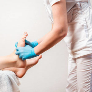 Un podologue à Lyon propose-t-il des services adaptés aux femmes enceintes souffrant de douleurs aux pieds ?