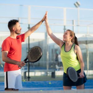 Comment un constructeur court de pickleball assure-t-il une parfaite planéité de la surface de jeu ?