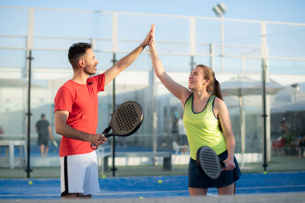 Comment un constructeur court de pickleball assure-t-il une parfaite planéité de la surface de jeu ?